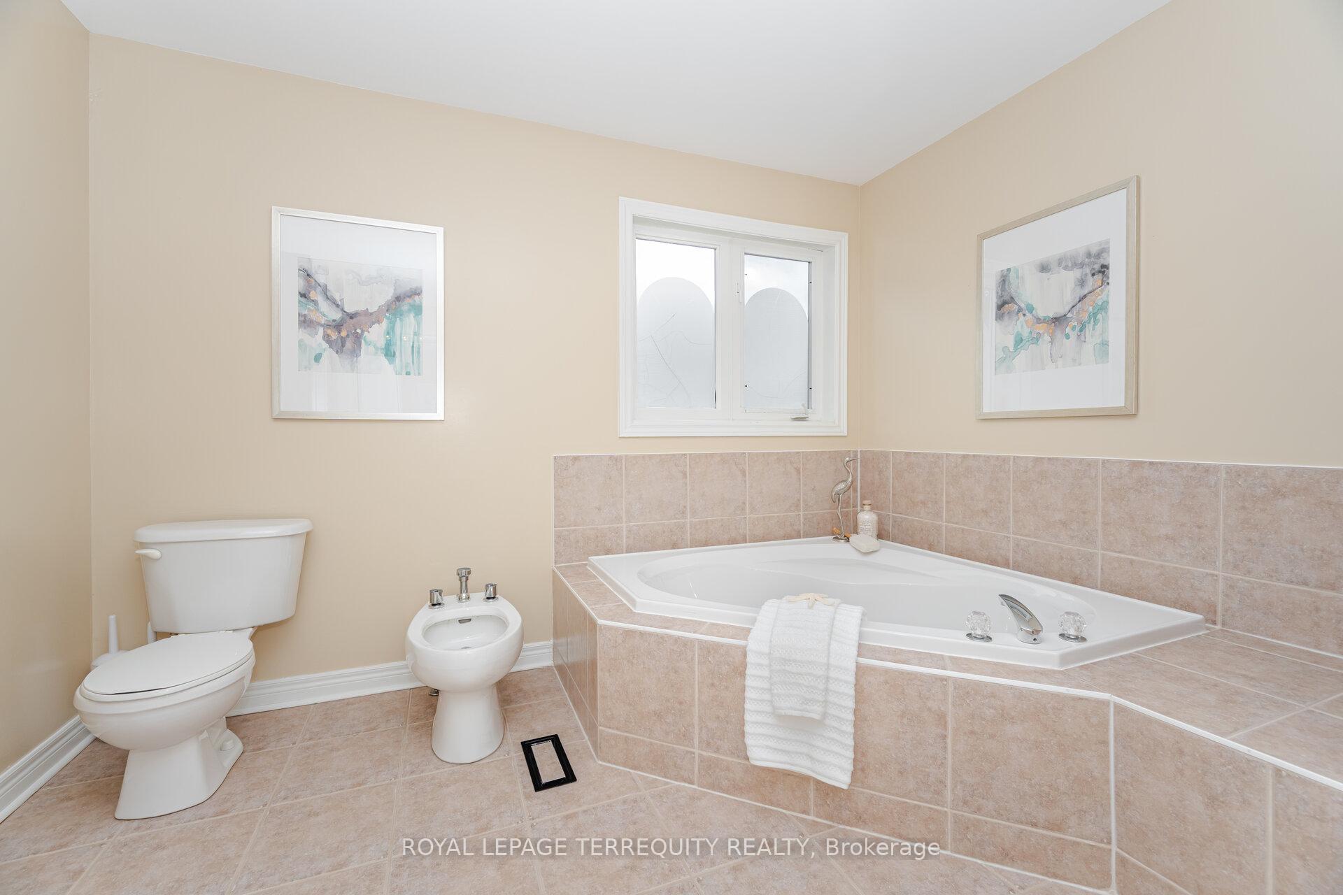 Photo 28 of 43 Black Walnut Drive, Markham, Legacy — HOMEH