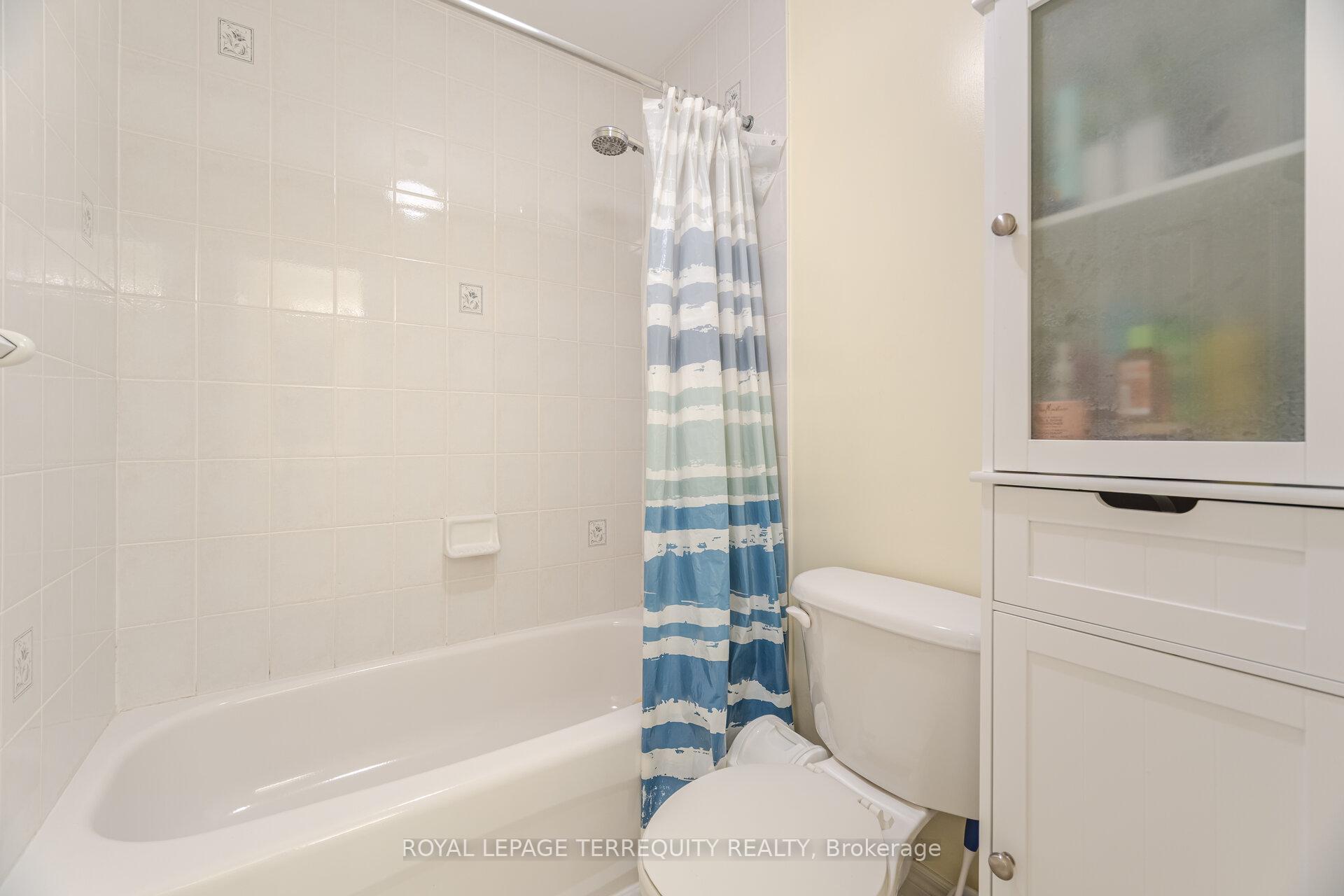 Photo 33 of 43 Black Walnut Drive, Markham, Legacy — HOMEH