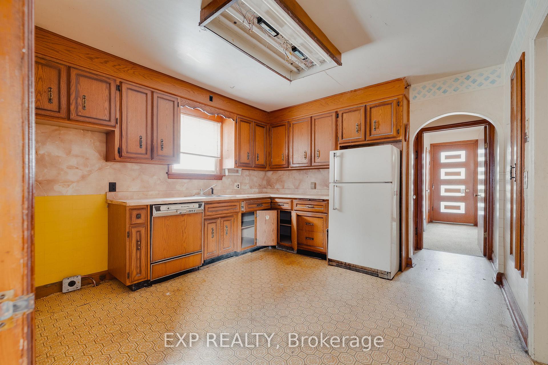 Photo 3 of 563 Wellington Street N, Kitchener — HOMEH