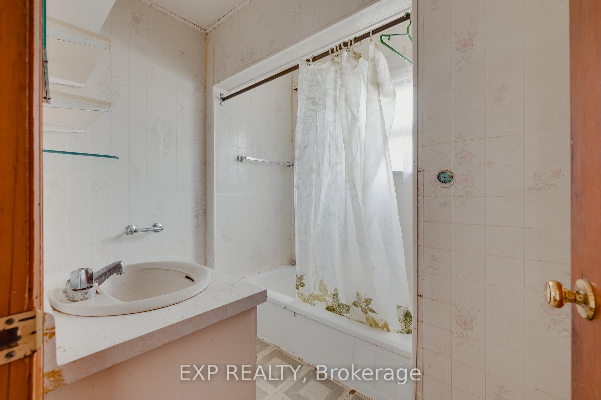 Photo 5 of 563 Wellington Street N, Kitchener — HOMEH