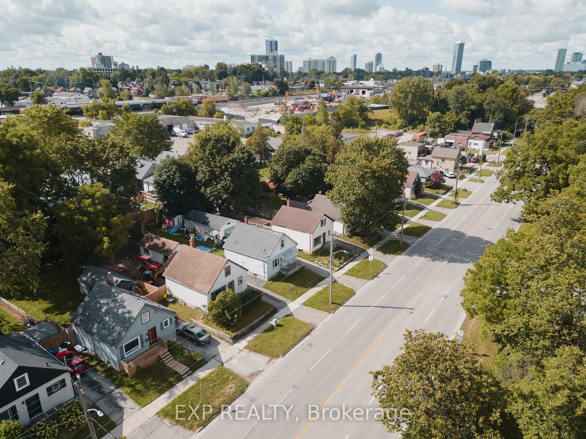 Photo 12 of 563 Wellington Street N, Kitchener — HOMEH