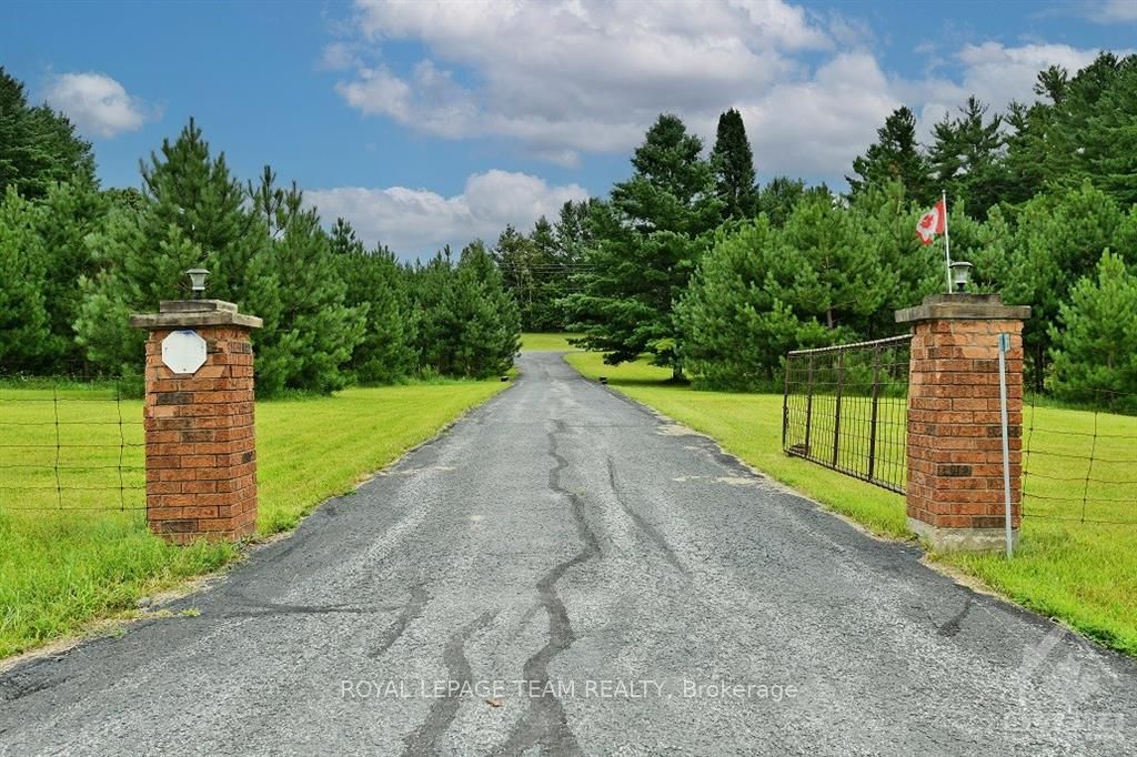 Photo 4 of 2836 White Lake Road, McNab/Braeside, Mcnab/Braeside Twps — HOMEH