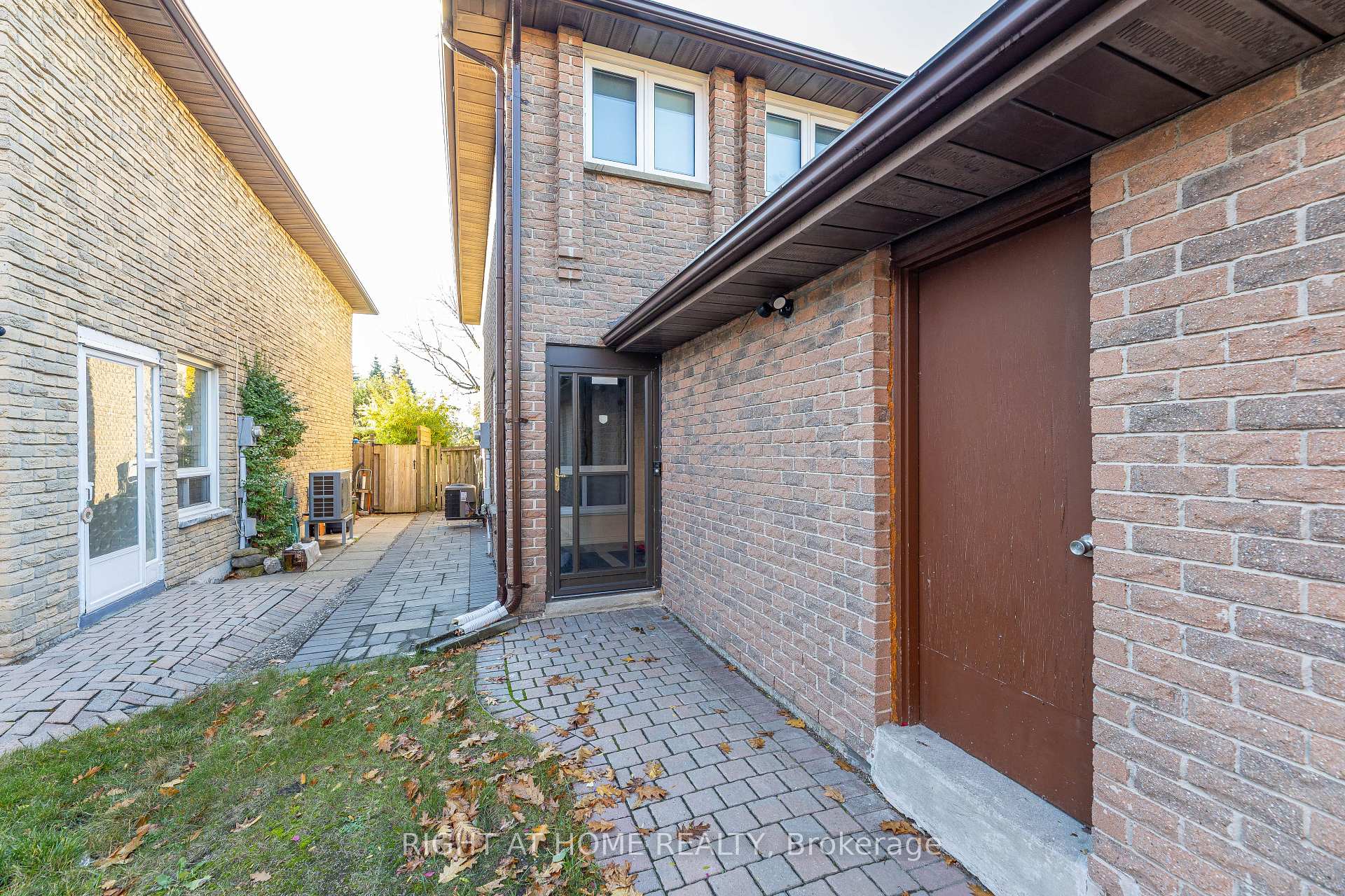 Photo 2 of 37 Cheeseman Drive, Markham, Milliken Mills West — HOMEH