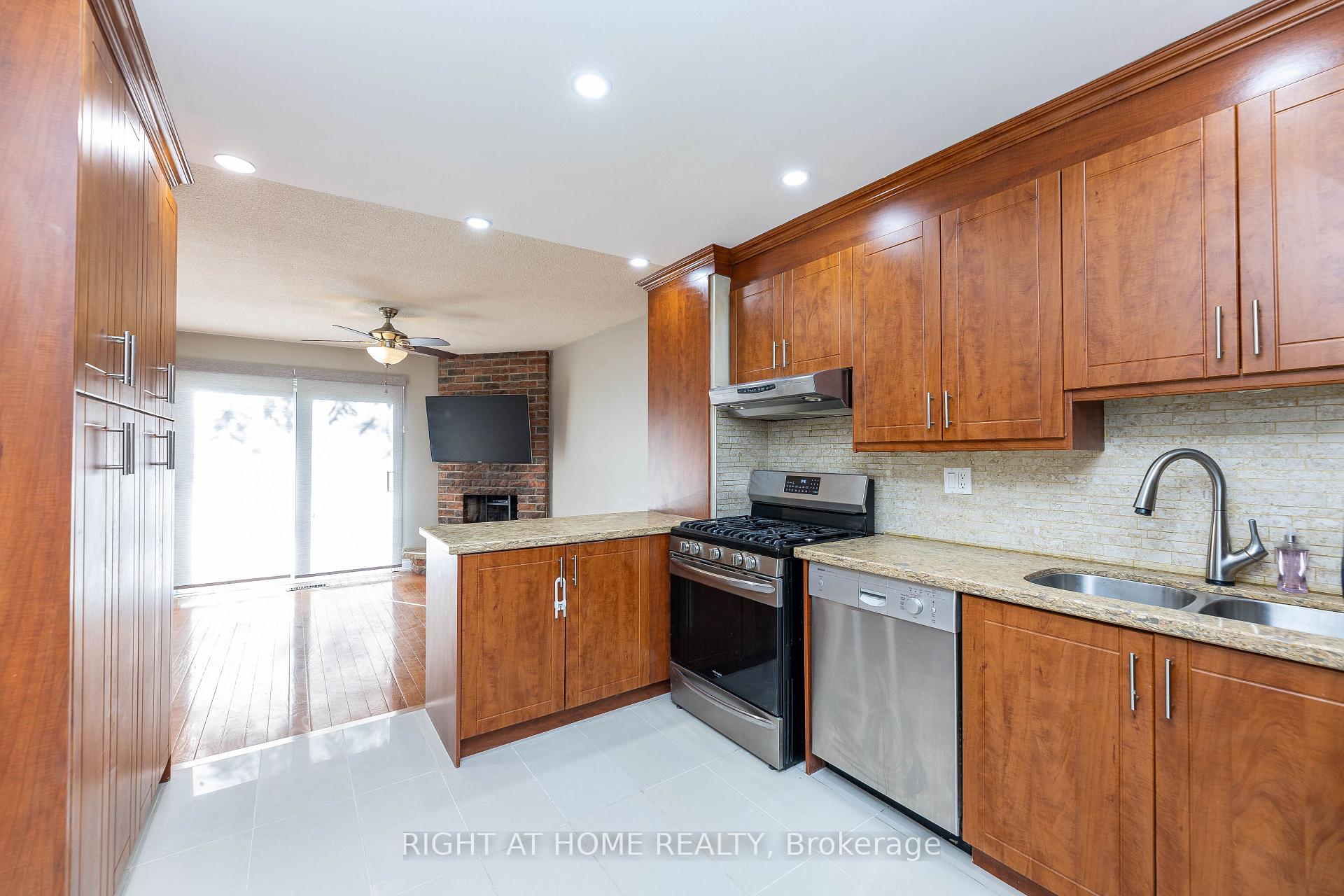 Photo 12 of 37 Cheeseman Drive, Markham, Milliken Mills West — HOMEH