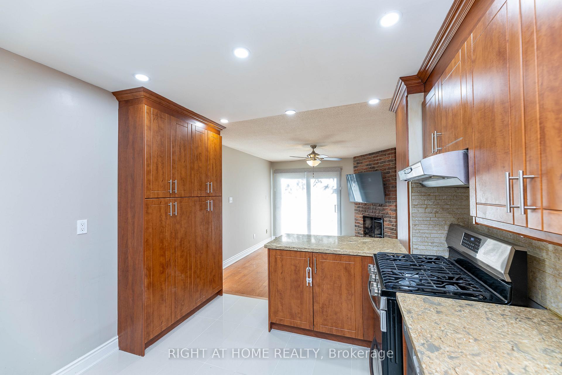 Photo 17 of 37 Cheeseman Drive, Markham, Milliken Mills West — HOMEH