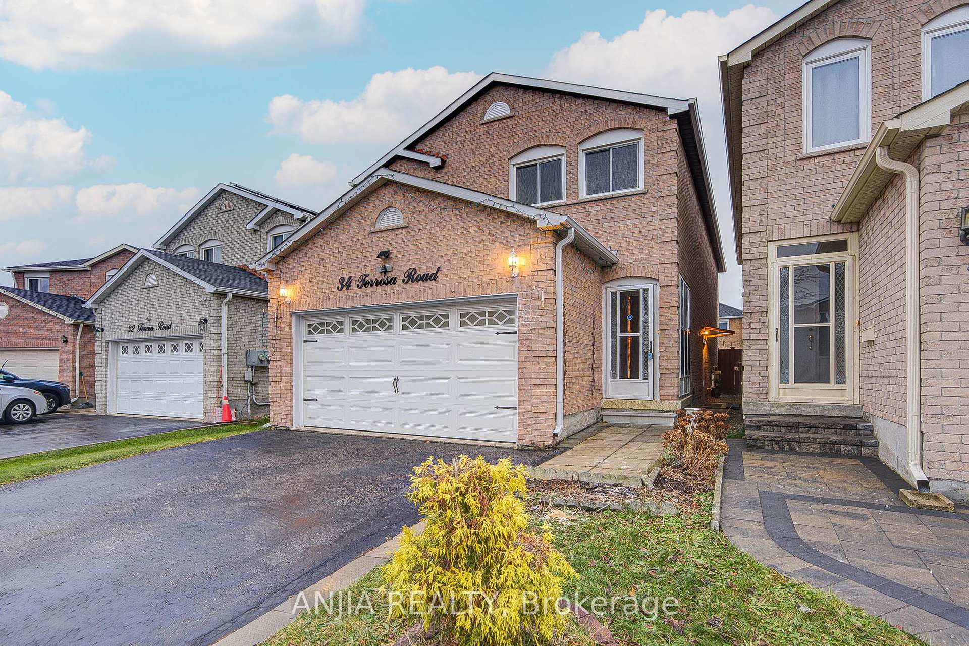 Photo 3 of 34 Terrosa Road, Markham, Middlefield — HOMEH