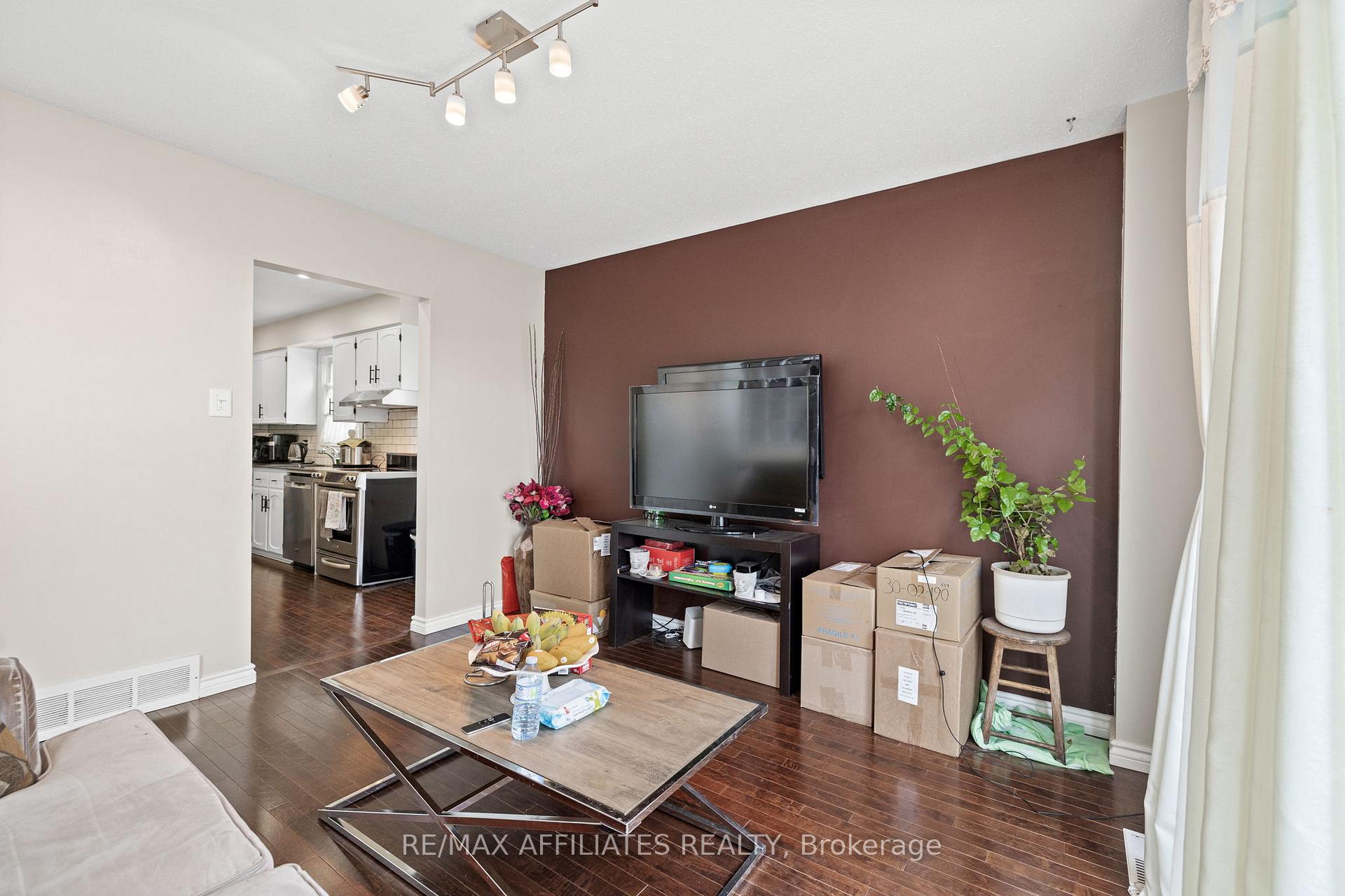 Photo 13 of 43 Bluegrass Drive, Ottawa, Kanata - Bridlewood — HOMEH