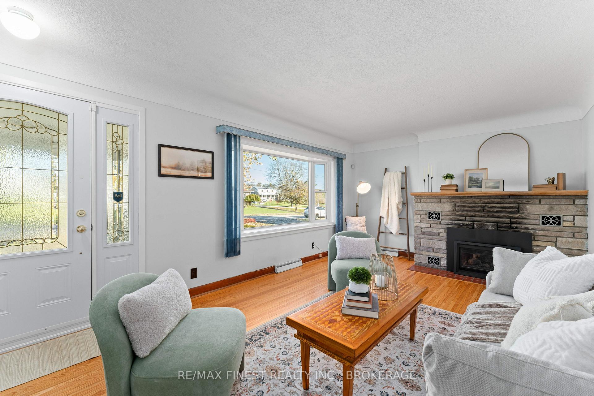 Photo 3 of 1761 Floyd Avenue, Kingston, City North of 401 — HOMEH