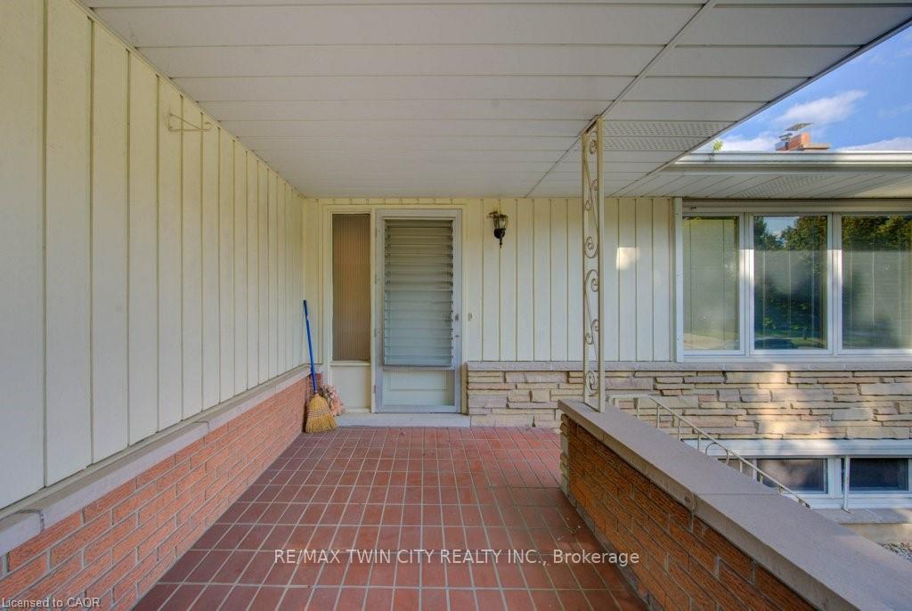 Photo 4 of 12 Old York Crescent, Kitchener, Heritage Park - Kitchener — HOMEH
