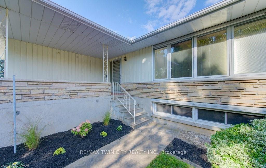 Photo 5 of 12 Old York Crescent, Kitchener, Heritage Park - Kitchener — HOMEH