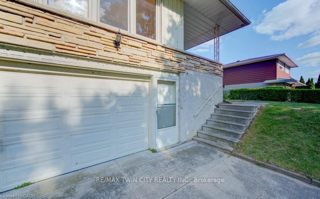 Photo 8 of 12 Old York Crescent, Kitchener, Heritage Park - Kitchener — HOMEH