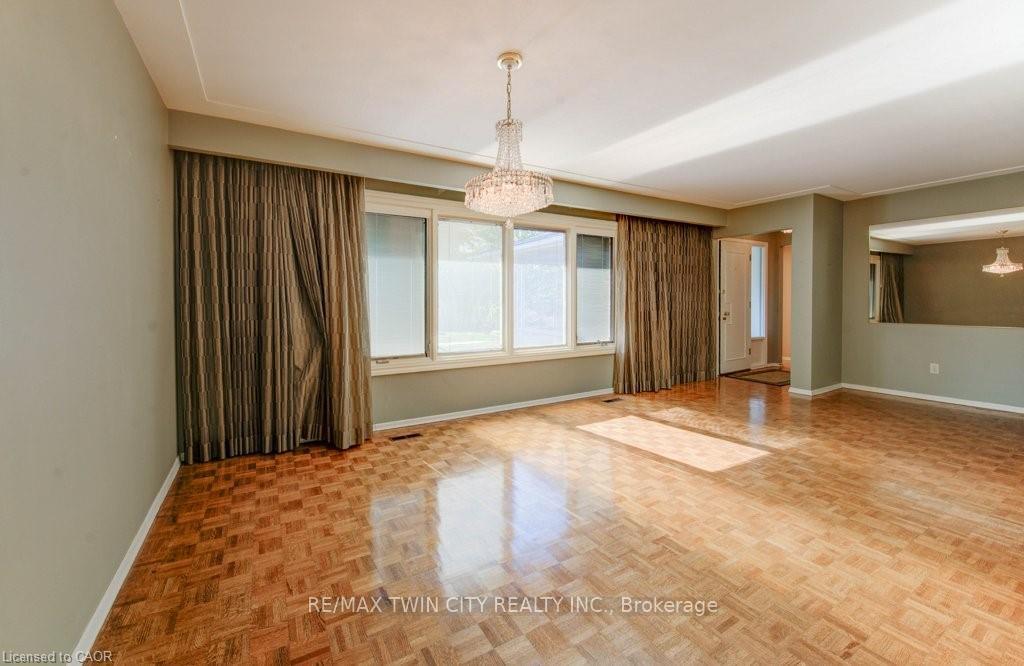 Photo 11 of 12 Old York Crescent, Kitchener, Heritage Park - Kitchener — HOMEH