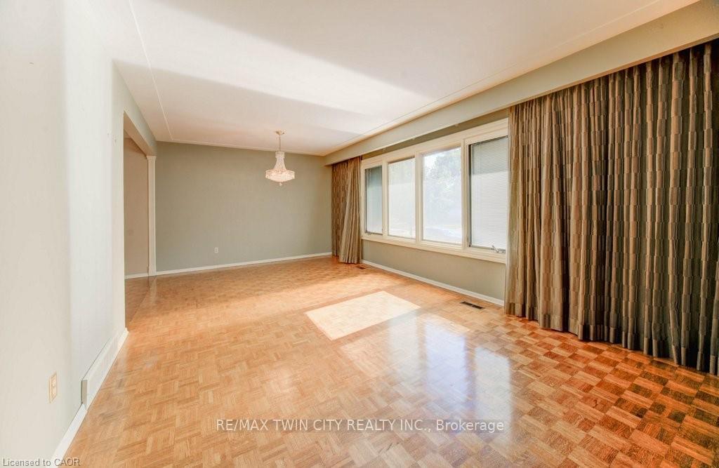 Photo 13 of 12 Old York Crescent, Kitchener, Heritage Park - Kitchener — HOMEH