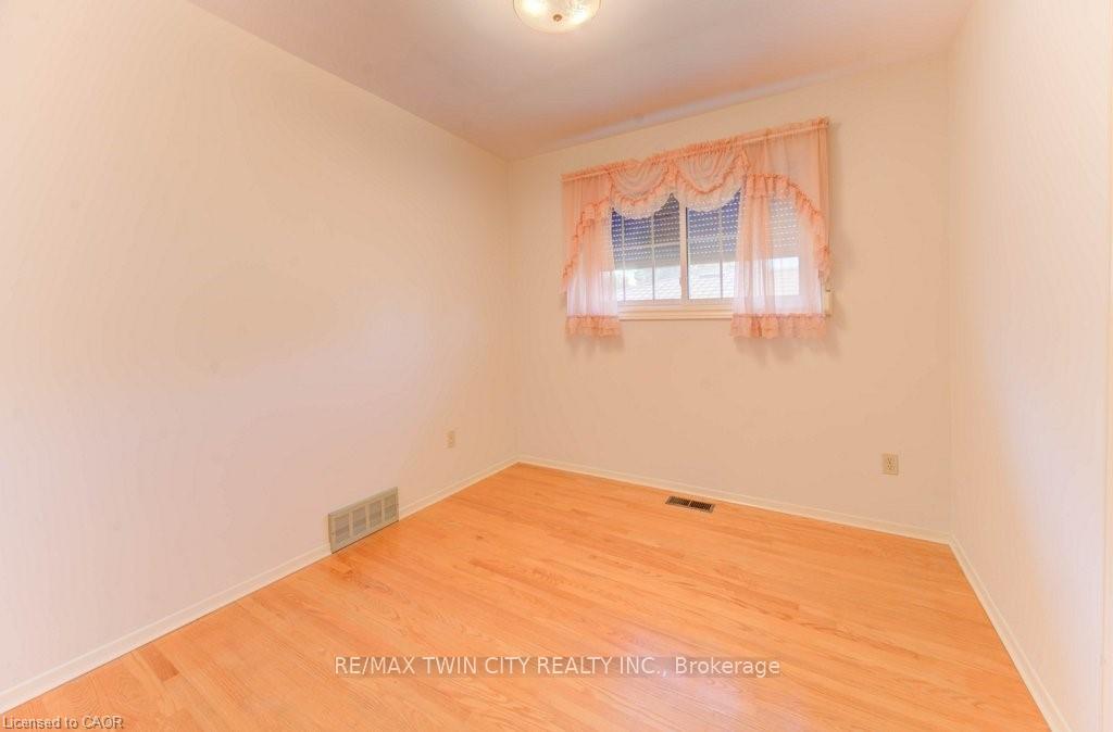 Photo 18 of 12 Old York Crescent, Kitchener, Heritage Park - Kitchener — HOMEH