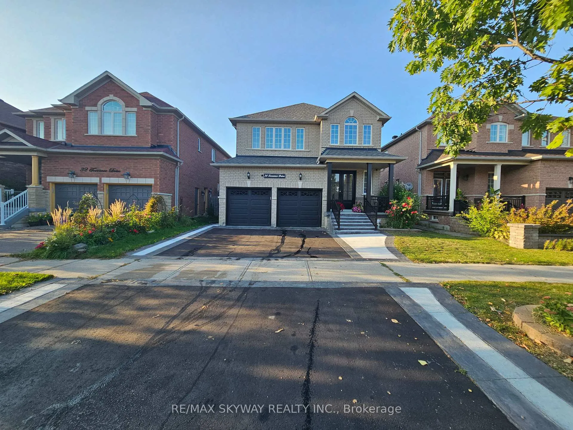 Photo 2 of 34 Terrance Drive, Markham, Box Grove — HOMEH