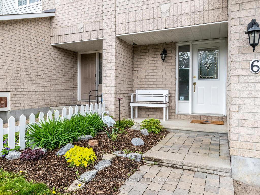 Photo 3 of 6 Eagleview Street, Ottawa, Kanata - Emerald Meadows/Trailwest — HOMEH