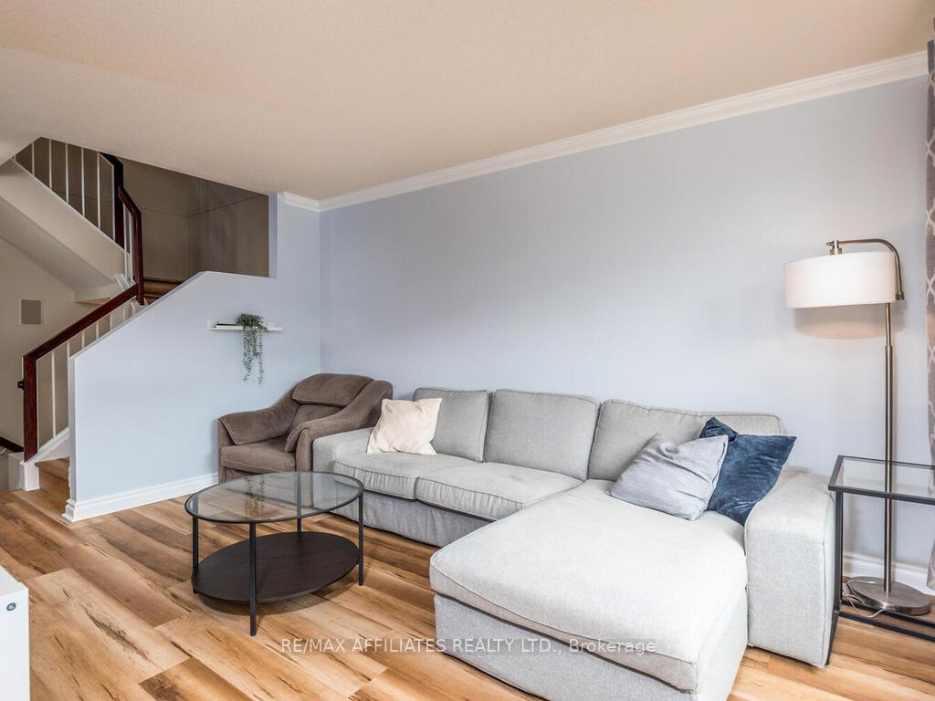 Photo 6 of 6 Eagleview Street, Ottawa, Kanata - Emerald Meadows/Trailwest — HOMEH