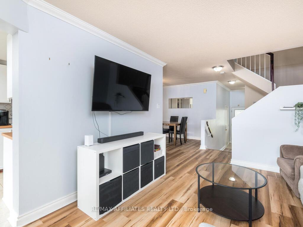 Photo 7 of 6 Eagleview Street, Ottawa, Kanata - Emerald Meadows/Trailwest — HOMEH