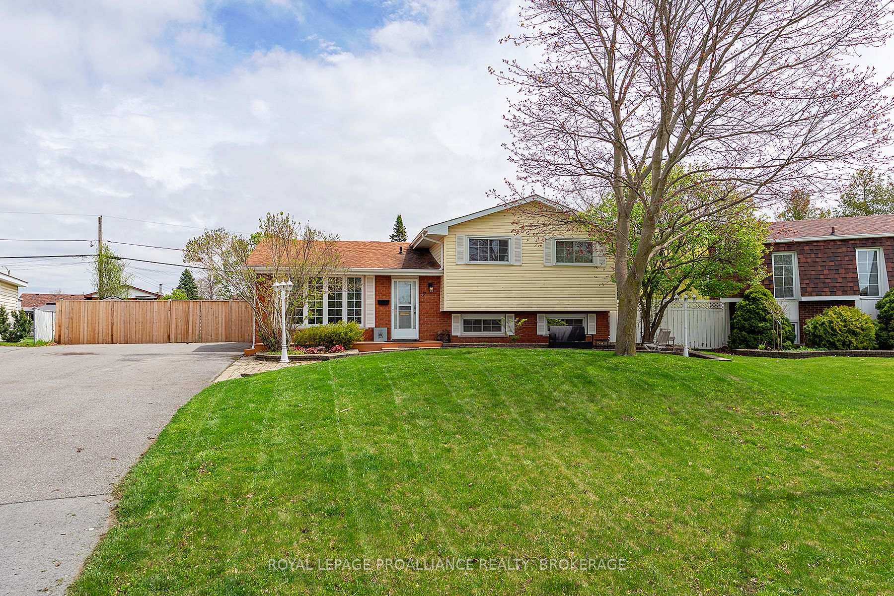 Photo 2 of 7 Bakers Lane, Loyalist, Amherstview — HOMEH