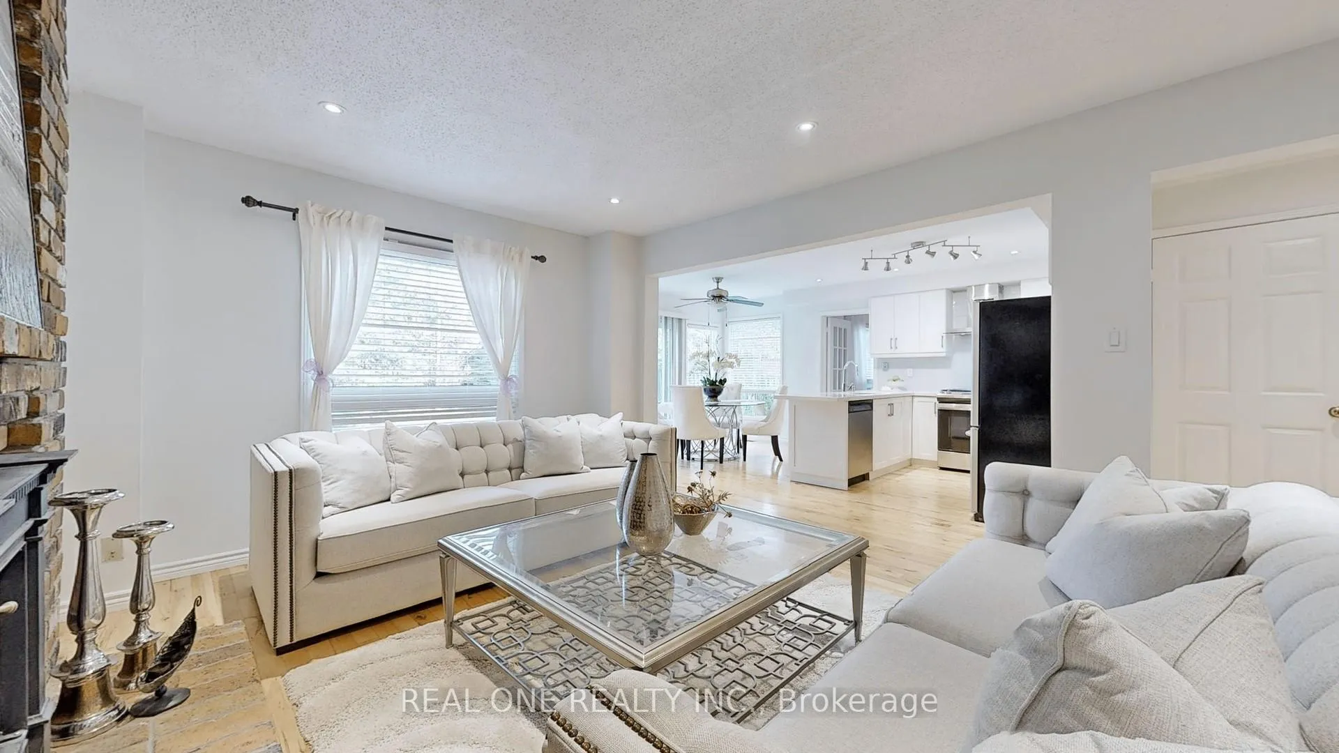 Photo 8 of 35 Aitken Circle, Markham, Unionville — HOMEH