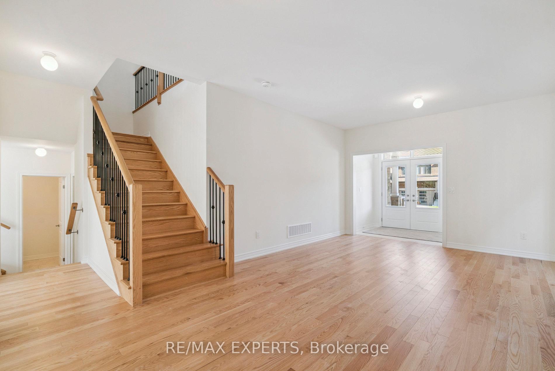 Photo 7 of 1430 Davis Loop Circle, Innisfil, Lefroy — HOMEH