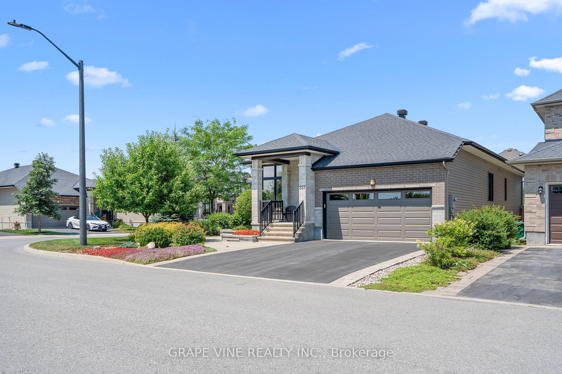 Photo 2 of 227 Sunnyridge Crescent, Ottawa, Kanata - Emerald Meadows/Trailwest — HOMEH