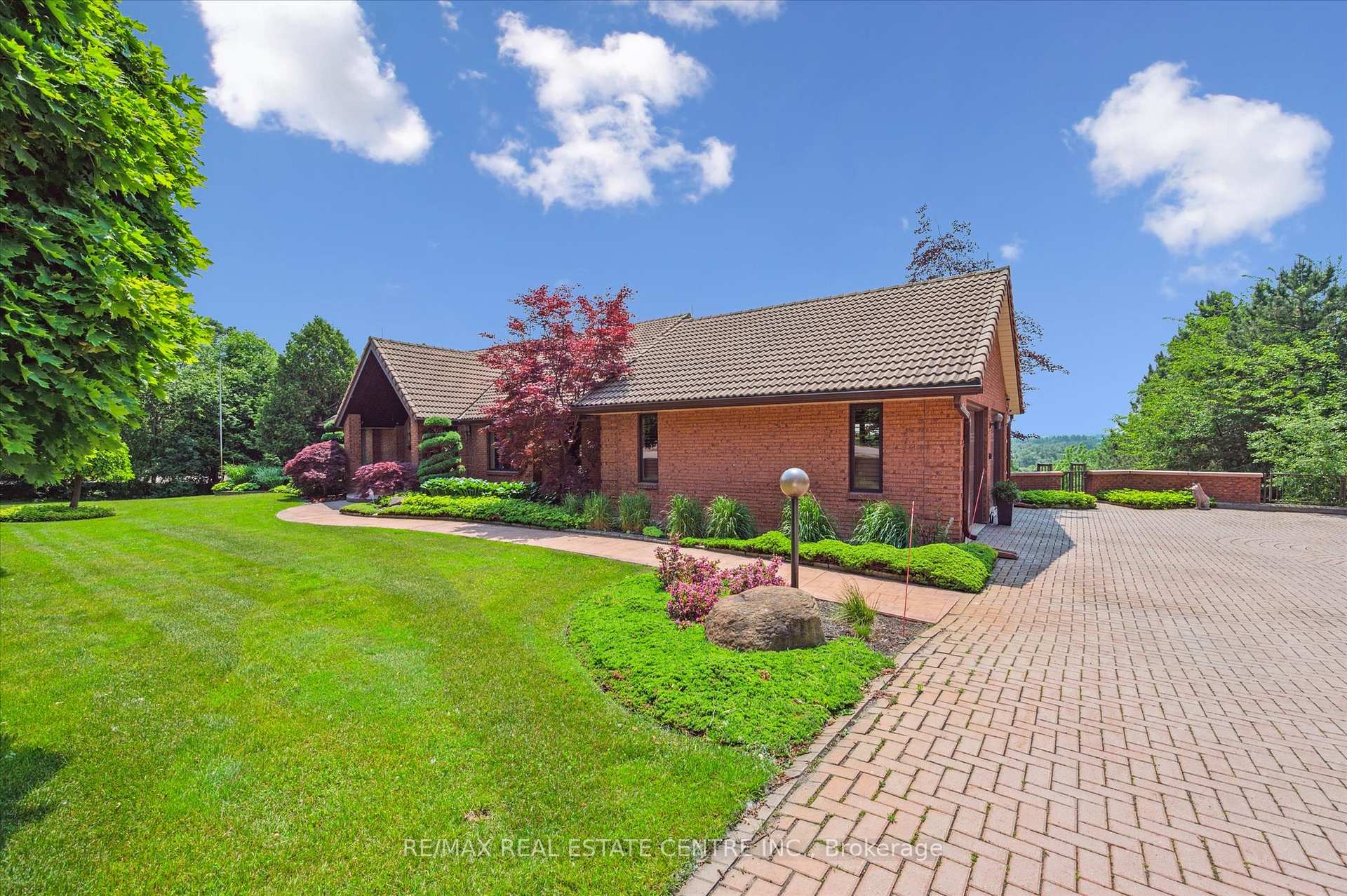 Photo 5 of 211 Edgehill Drive, Kitchener — HOMEH