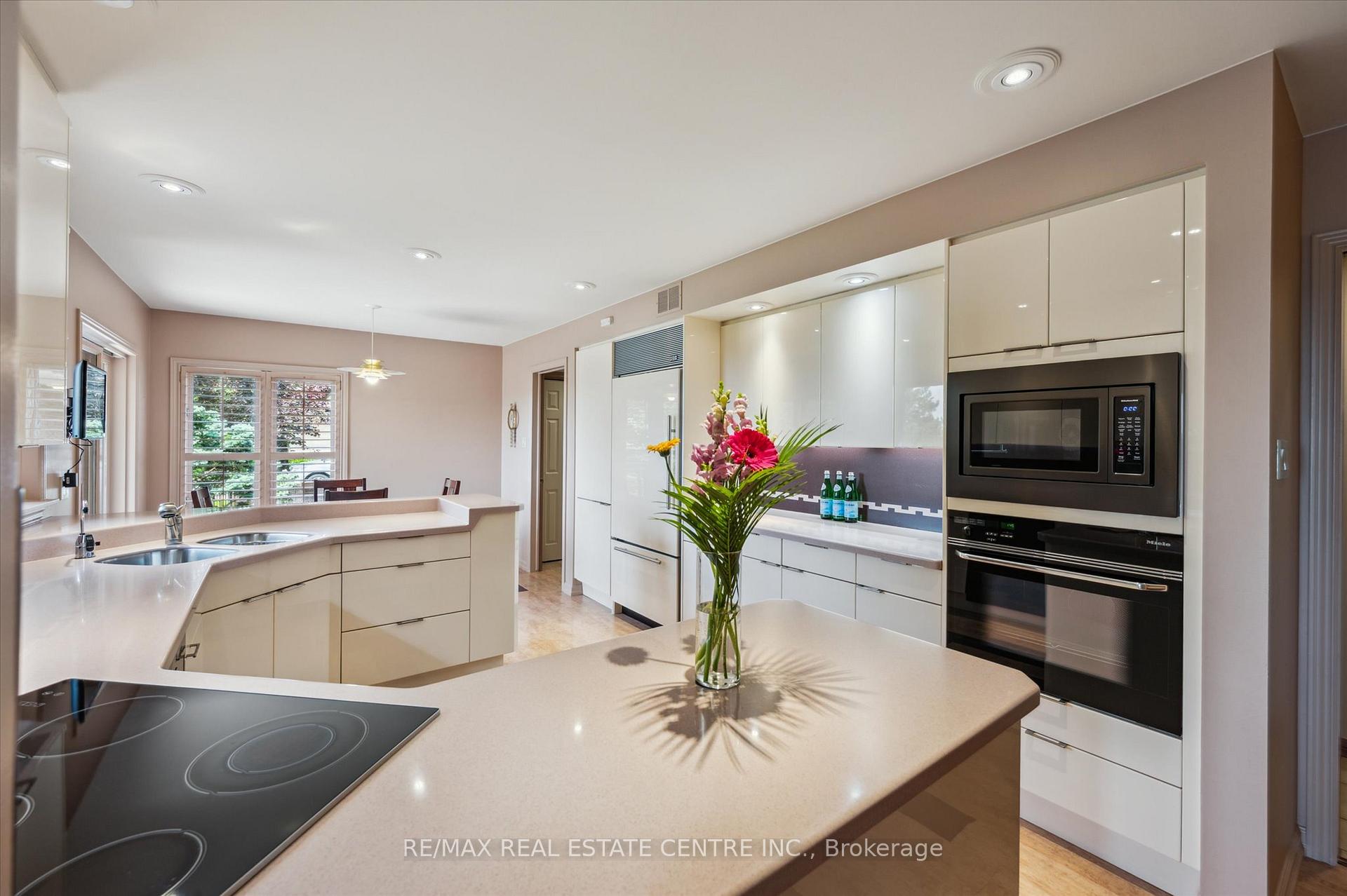 Photo 12 of 211 Edgehill Drive, Kitchener — HOMEH