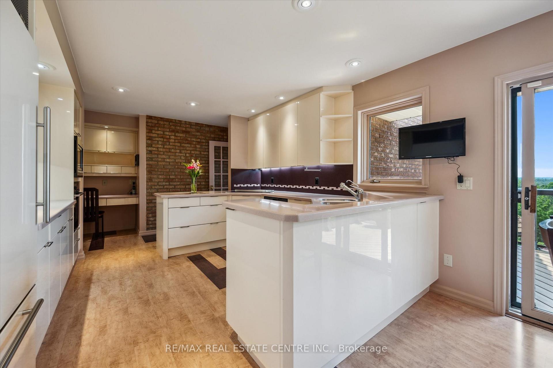 Photo 14 of 211 Edgehill Drive, Kitchener — HOMEH