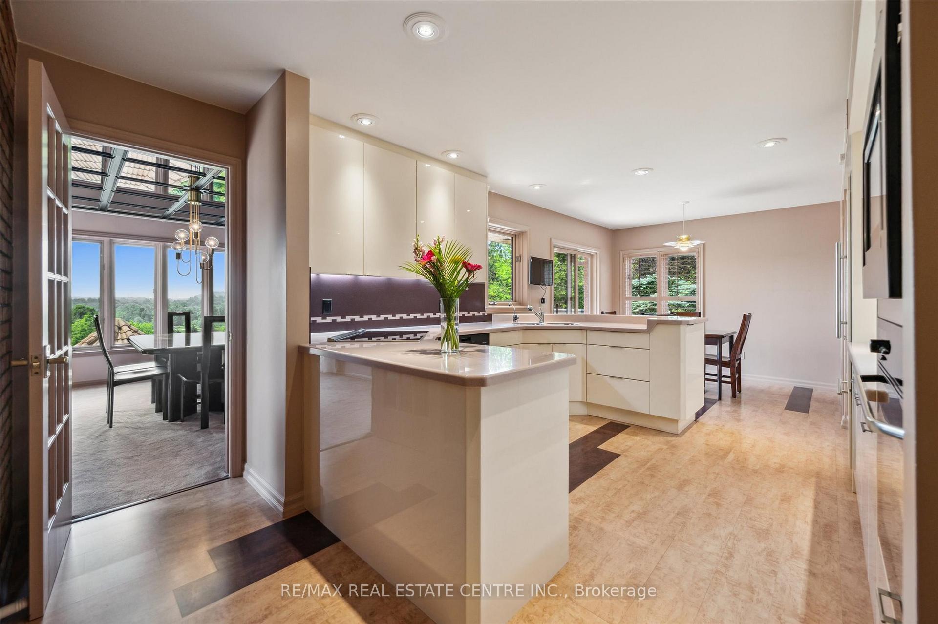 Photo 15 of 211 Edgehill Drive, Kitchener — HOMEH