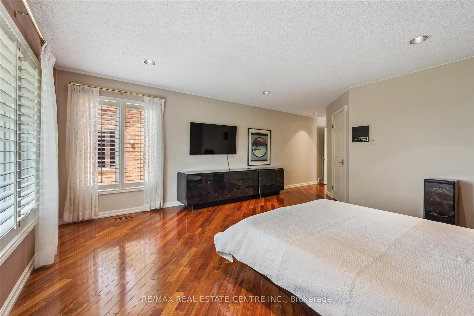 Photo 20 of 211 Edgehill Drive, Kitchener — HOMEH