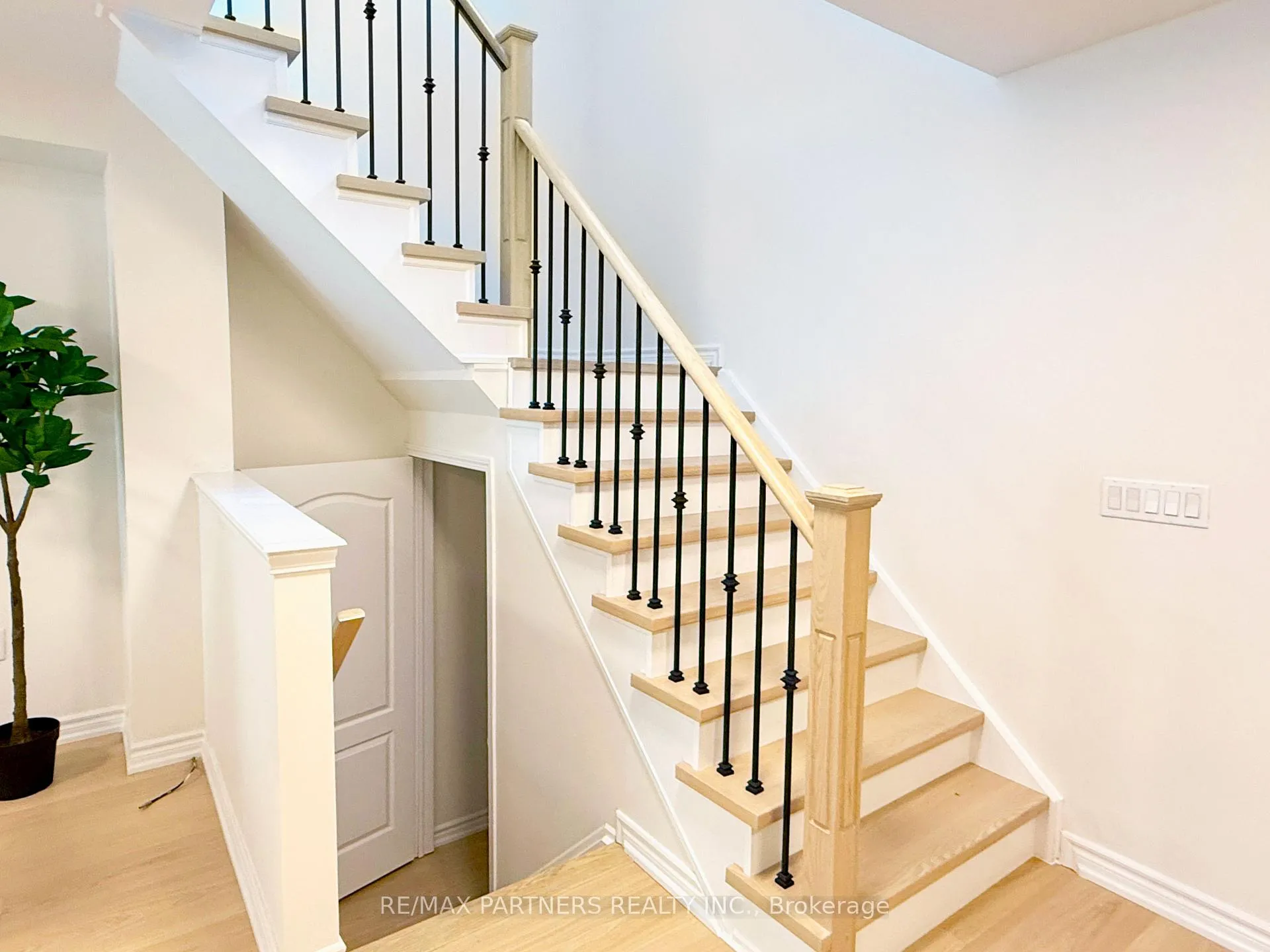 Photo 9 of 516 Bur Oak Avenue, Markham, Berczy — HOMEH