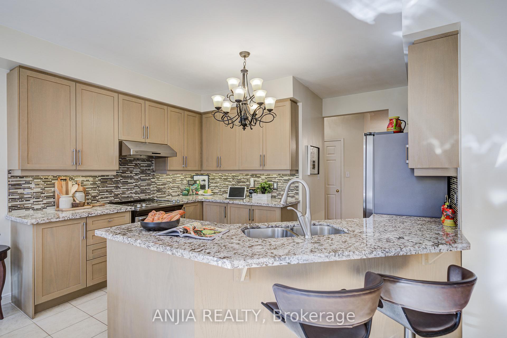 Photo 10 of 27 Larcastle Avenue, Markham, Berczy — HOMEH