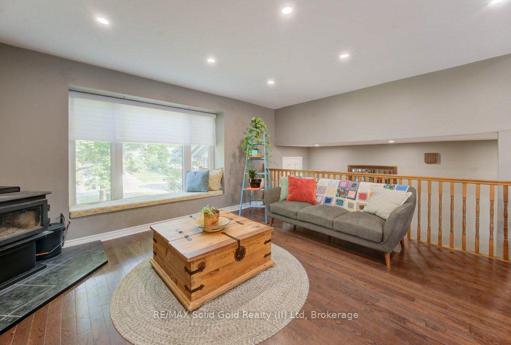 Photo 4 of 47 Winding Way, Kitchener — HOMEH