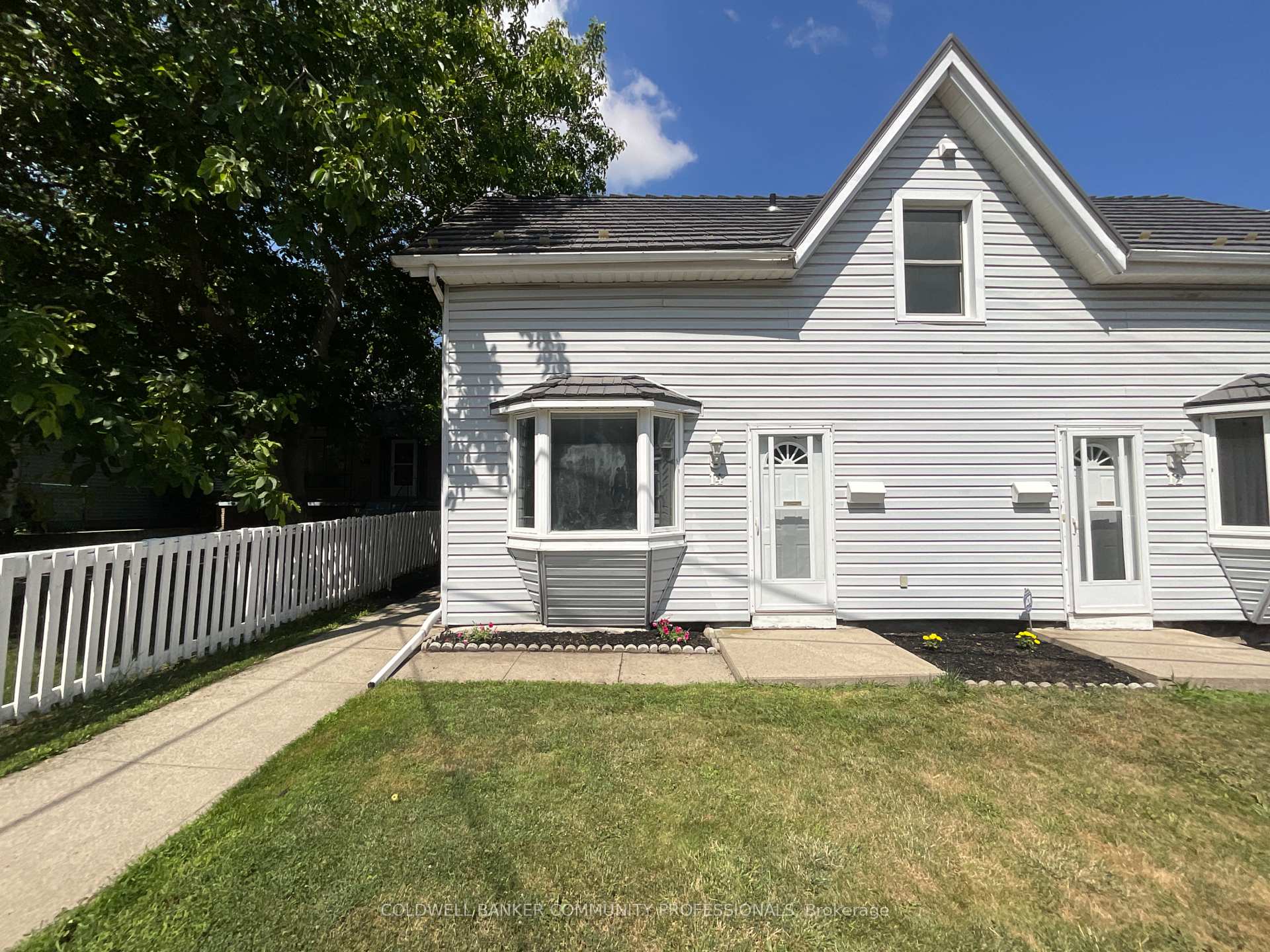Photo 3 of 14 Elm Avenue, Hamilton, Stoney Creek — HOMEH