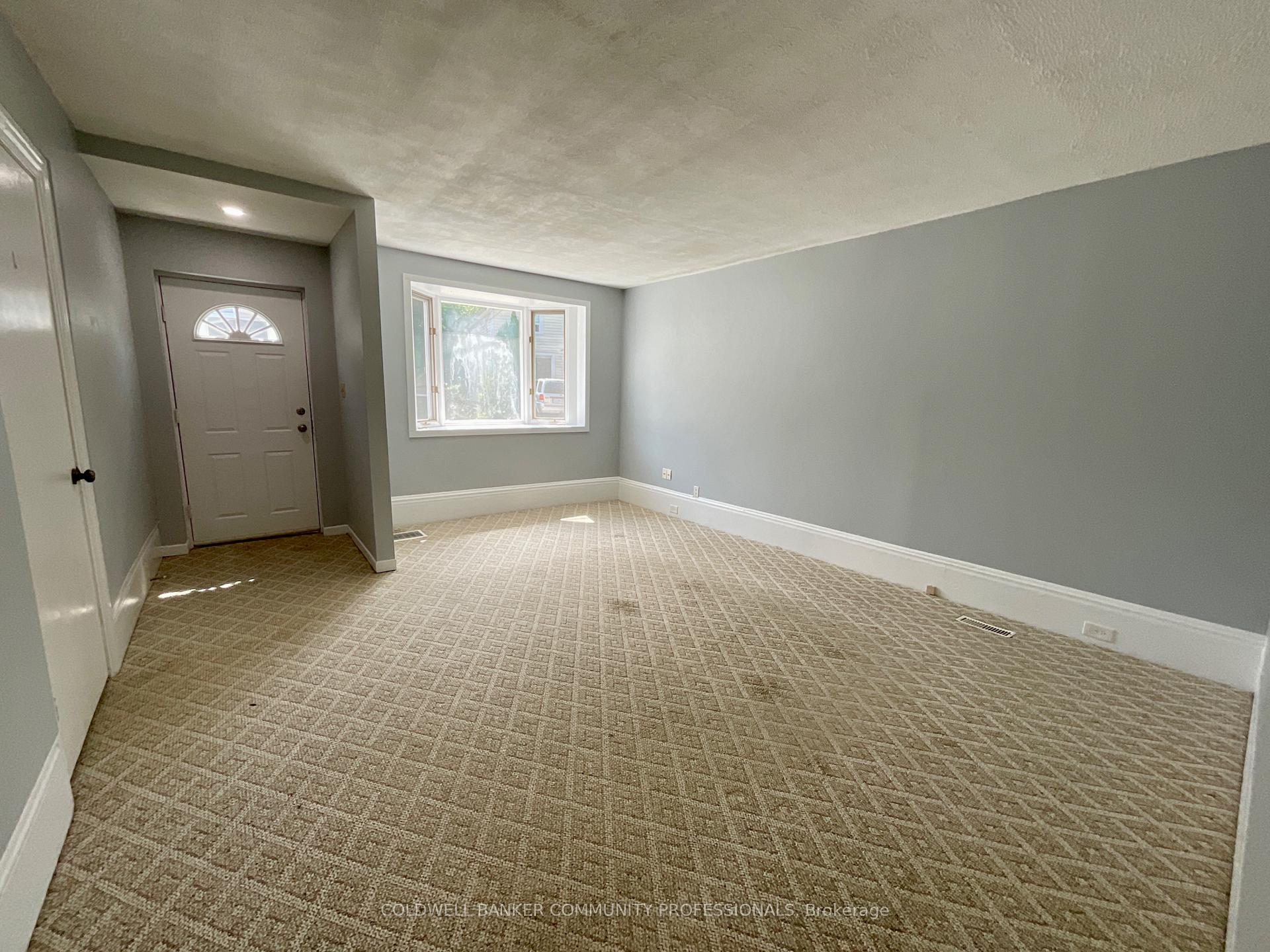 Photo 8 of 14 Elm Avenue, Hamilton, Stoney Creek — HOMEH