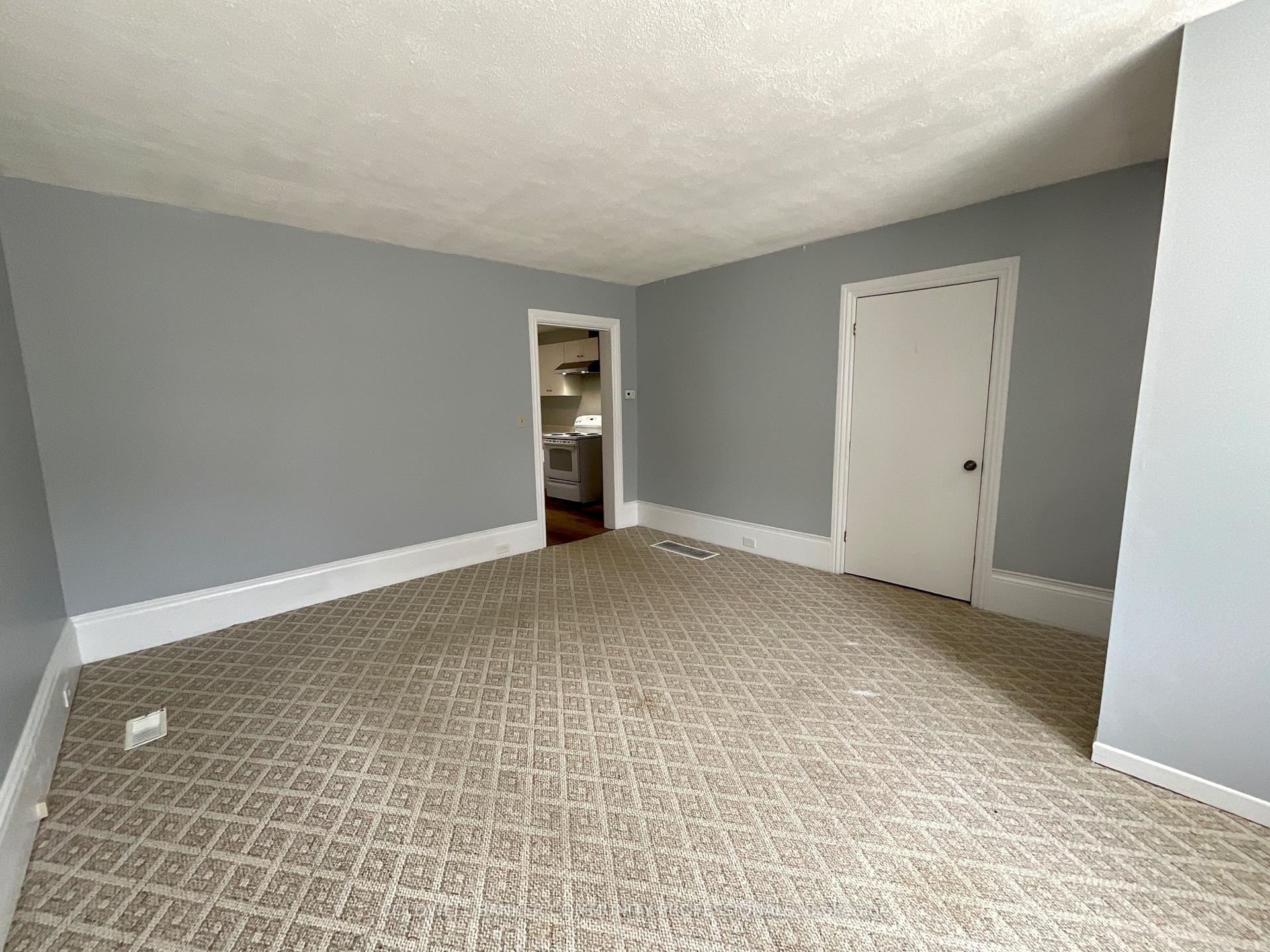 Photo 9 of 14 Elm Avenue, Hamilton, Stoney Creek — HOMEH