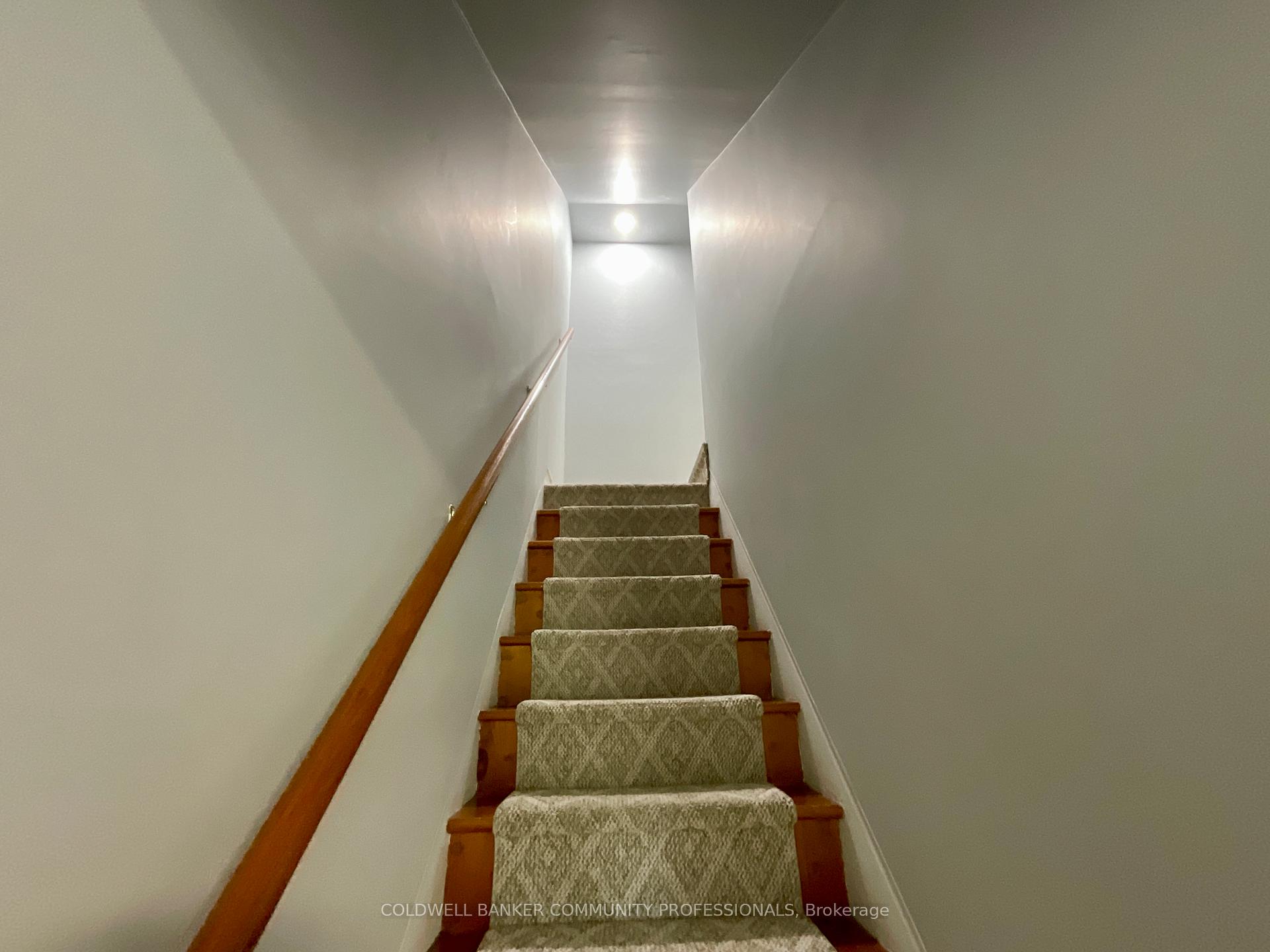 Photo 11 of 14 Elm Avenue, Hamilton, Stoney Creek — HOMEH