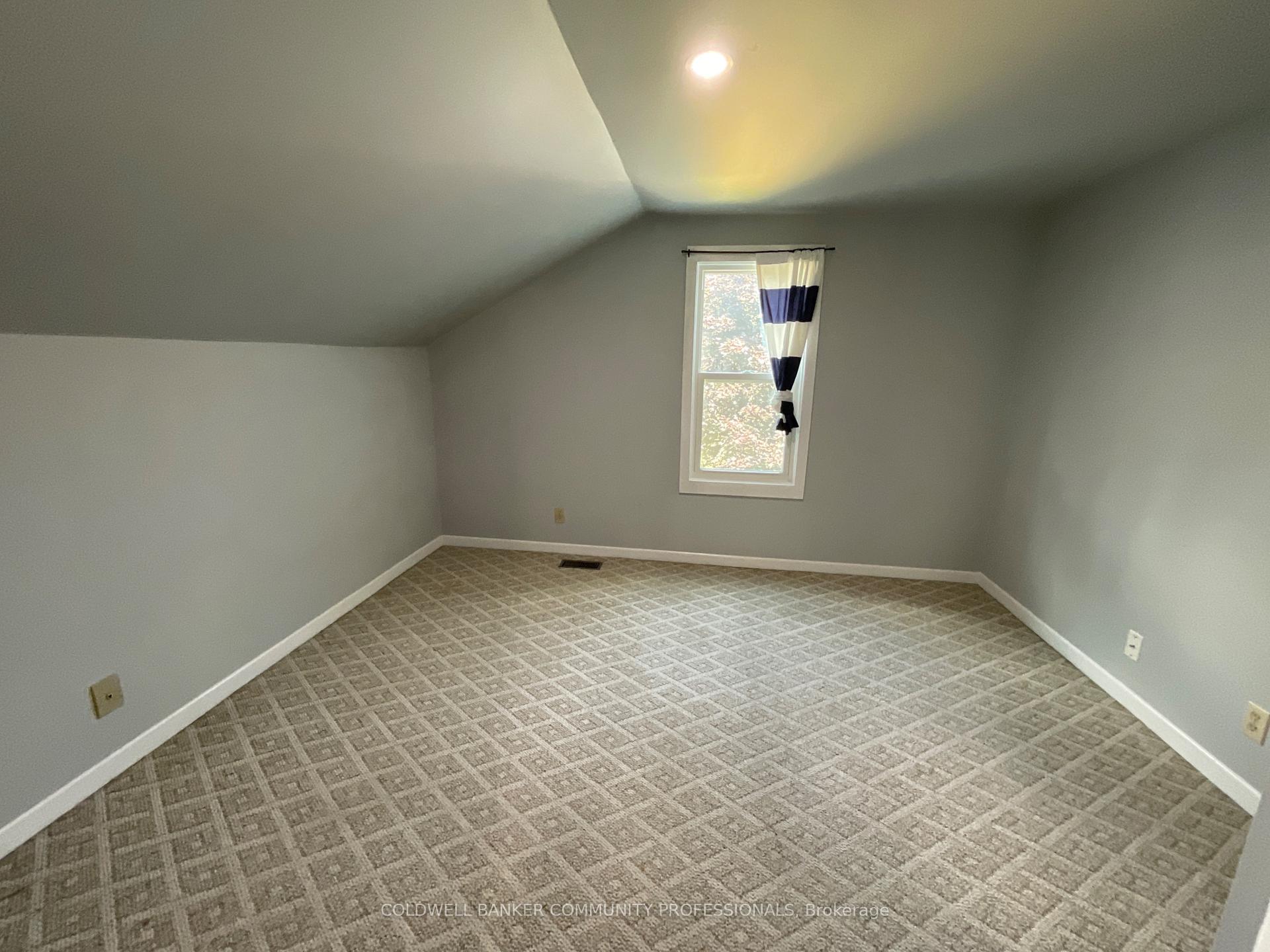 Photo 12 of 14 Elm Avenue, Hamilton, Stoney Creek — HOMEH