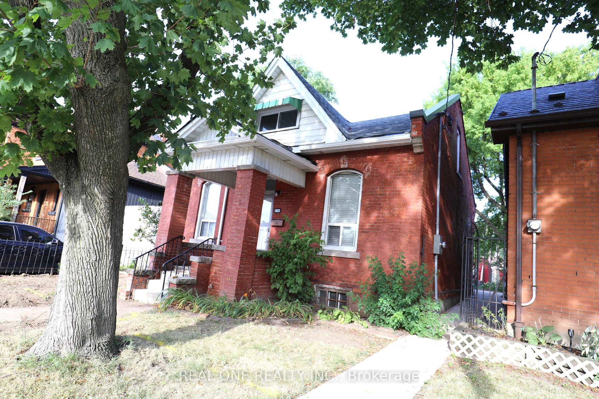 Front of 148 Victoria Avenue N