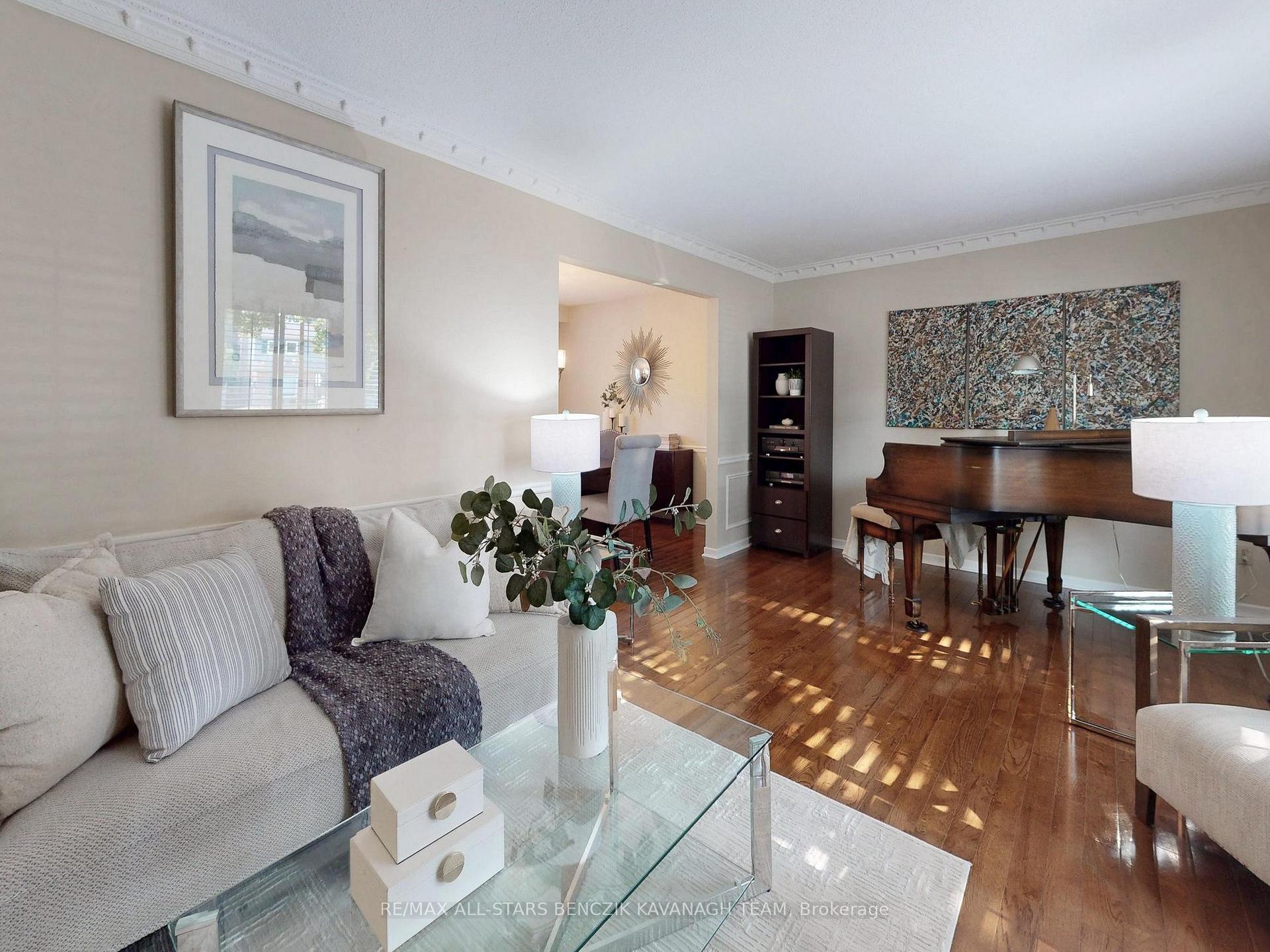 Photo 4 of 93 Sir Lancelot Drive, Markham, Markham Village — HOMEH