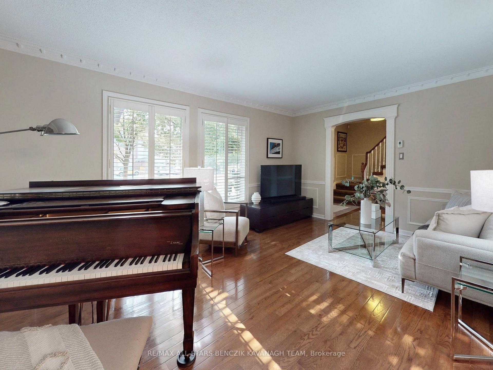 Photo 5 of 93 Sir Lancelot Drive, Markham, Markham Village — HOMEH