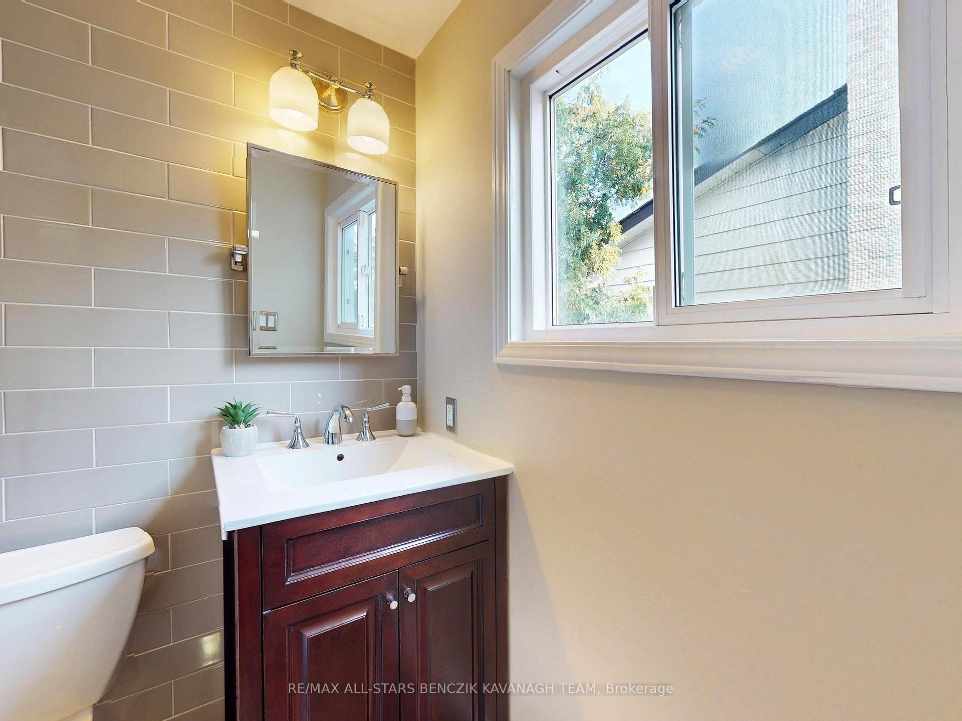 Photo 17 of 93 Sir Lancelot Drive, Markham, Markham Village — HOMEH