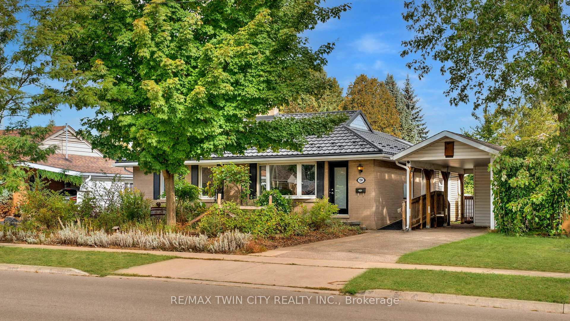 Photo 1 of 124 Fairfield Avenue, Kitchener, Fairfield — HOMEH