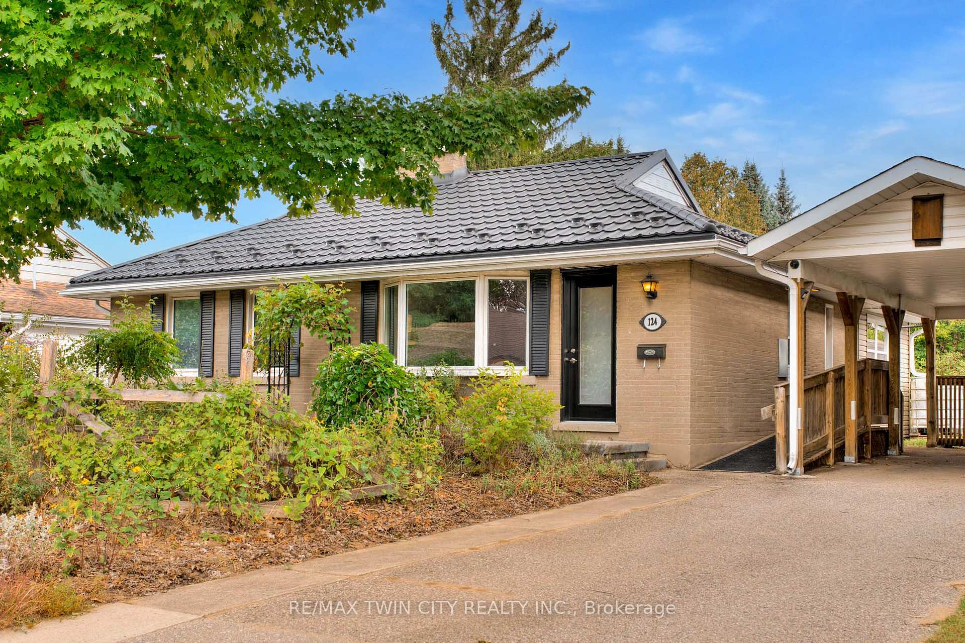 Photo 2 of 124 Fairfield Avenue, Kitchener, Fairfield — HOMEH