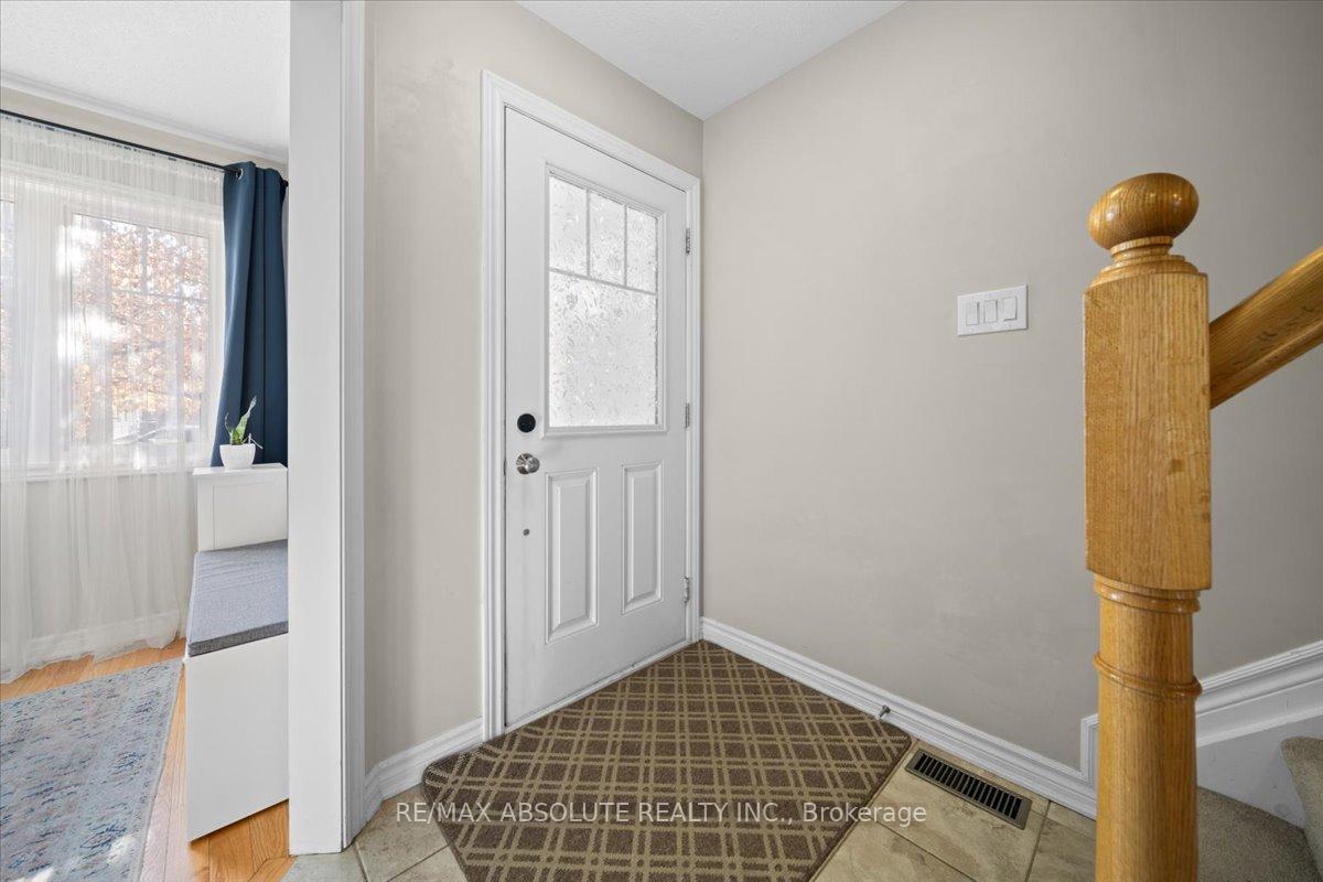 Photo 3 of 543 Foxlight Circle, Ottawa, Kanata - Emerald Meadows/Trailwest — HOMEH