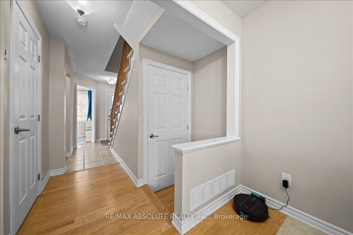 Photo 5 of 543 Foxlight Circle, Ottawa, Kanata - Emerald Meadows/Trailwest — HOMEH