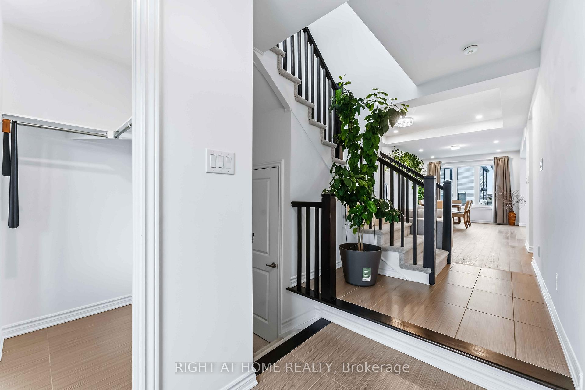 Photo 3 of 756 Brittanic Road, Ottawa, Kanata - Emerald Meadows/Trailwest — HOMEH