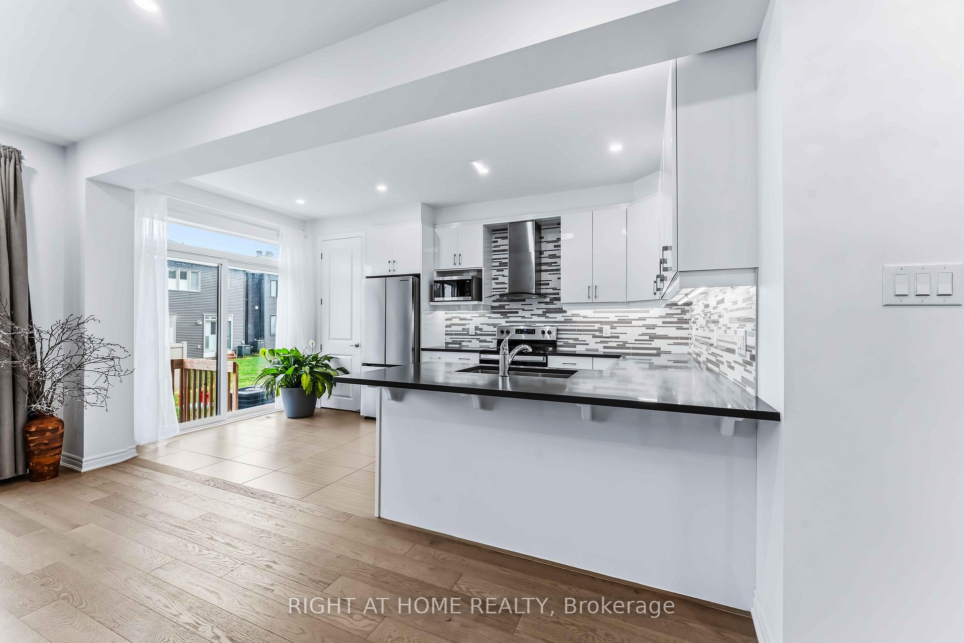 Photo 6 of 756 Brittanic Road, Ottawa, Kanata - Emerald Meadows/Trailwest — HOMEH