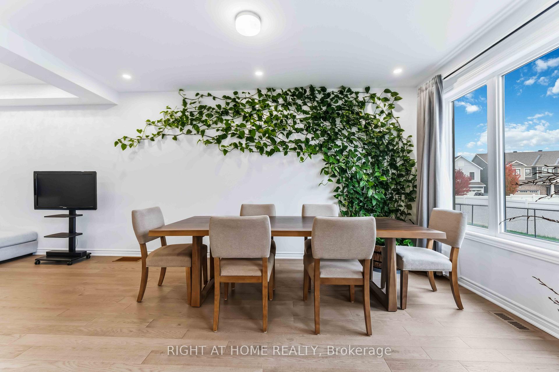 Photo 8 of 756 Brittanic Road, Ottawa, Kanata - Emerald Meadows/Trailwest — HOMEH
